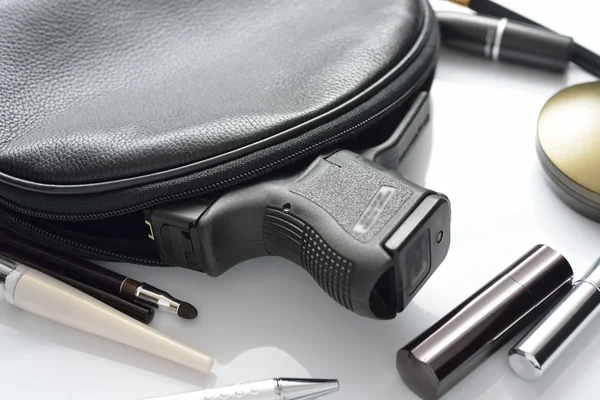 Un arma en un bolso — Foto de Stock