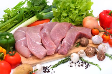 pişmemiş domuz eti