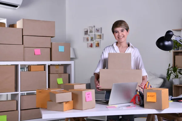 Imprenditore Donna Asiatica Mezza Età Imprenditore Possesso Imballaggi Consegna Spedizione — Foto Stock