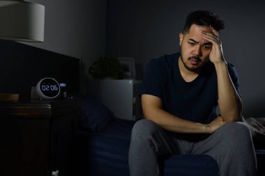 Depresyonda olan Asyalı genç adam uykusuzluktan uyuyamıyor.