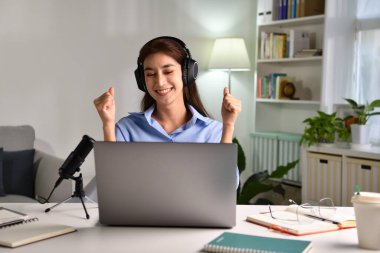 Neşeli ve arkadaş canlısı. Genç Asyalı öğretmen çevrimiçi eğlenceli dersler veriyor, kadın konuşmacı internette ilham verici bir konuşma yapıyor. Kadın blog yazarı etkileyicisi canlı çevrimiçi oturum veriyor.