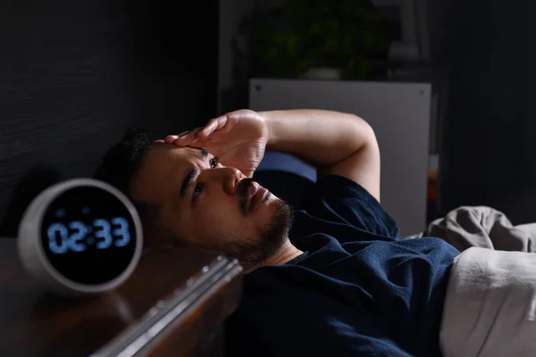 Déprimé Jeune Homme Asiatique Couché Dans Lit Peut Pas Dormir — Photo