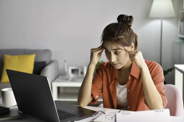 Sentindo Cansado Estressado Mulher Asiática Jovem Sentado Olhando Exausto Cansado — Fotografia de Stock