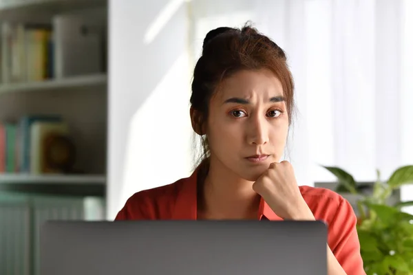 Sentindo Cansado Estressado Mulher Asiática Jovem Sentado Olhando Profundamente Pensamento — Fotografia de Stock