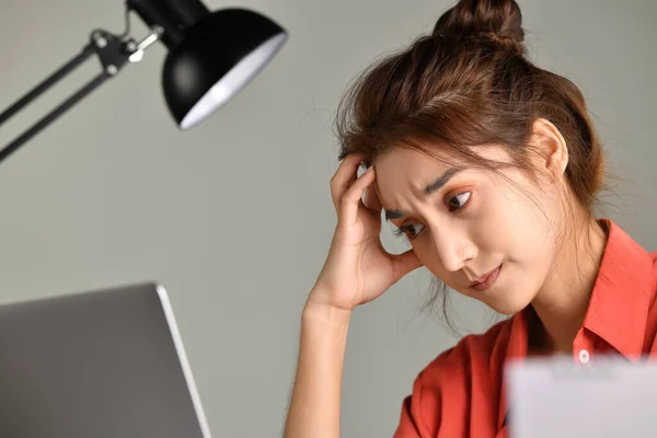 Sentindo Cansado Estressado Mulher Asiática Jovem Sentado Olhando Exausto Cansado — Fotografia de Stock