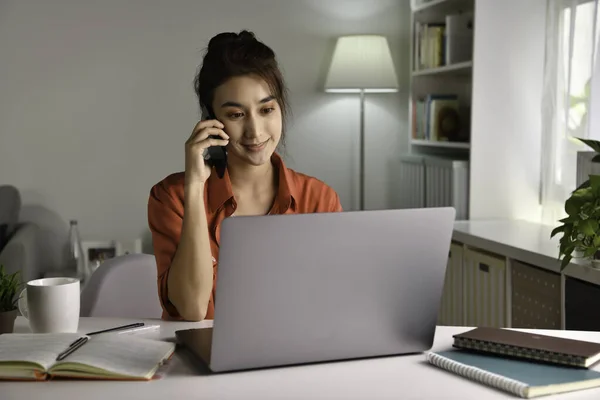 Vacker Ung Asiatisk Kvinna Arbetar Hemma Med Laptop Och Talar — Stockfoto