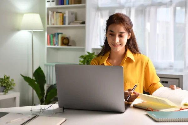 Och Känn Dig Positiv Glad Ung Asiatisk Kvinna Frilansare Arbetar — Stockfoto