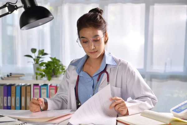 Retrato Joven Hermosa Mujer Asiática Médico Mirando Cámara Consultorio Médico — Foto de Stock