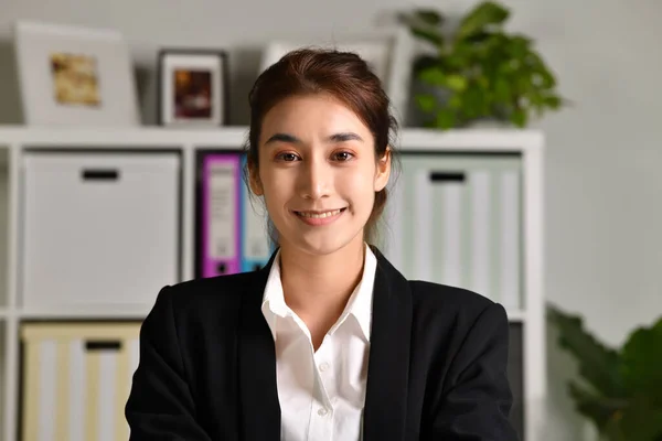 Retrato Foto Feliz Amigável Confiante Empresária Asiática Fazendo Videochamada Olhando — Fotografia de Stock