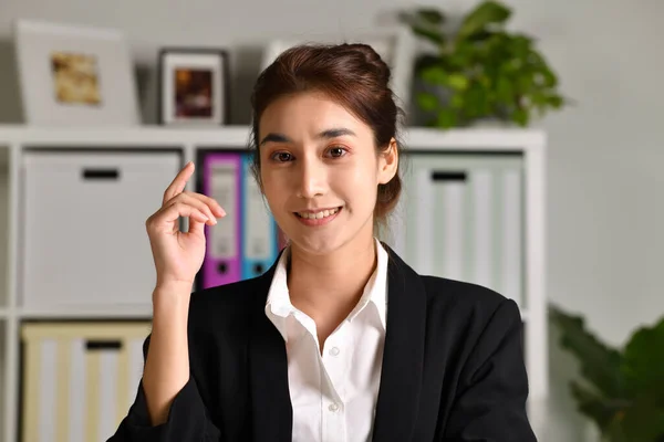 Retrato Foto Feliz Amigável Confiante Empresária Asiática Fazendo Videochamada Olhando — Fotografia de Stock
