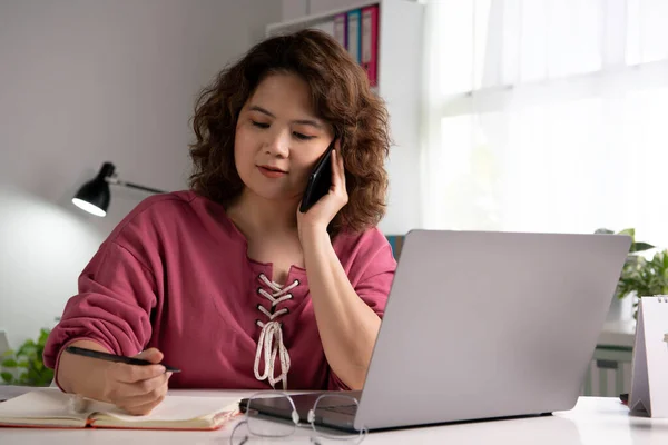 Pengusaha Wanita Asia Bekerja Rumah Dengan Laptop Dan Berbicara Smartphone — Stok Foto