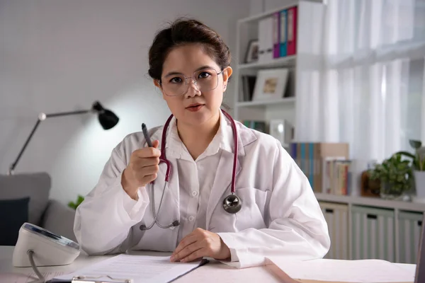 Retrato Joven Hermosa Mujer Asiática Médico Mirando Cámara Consultorio Médico — Foto de Stock