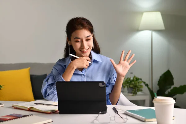 Smil Hei Lykkelig Asiatisk Kvinne Med Øretelefoner Som Har Videosamtale stockbilde