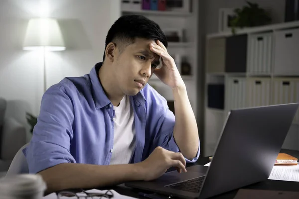 Jovem Asiático Infeliz Empreendedor Estudante Tutor Olhando Para Tela Laptop — Fotografia de Stock