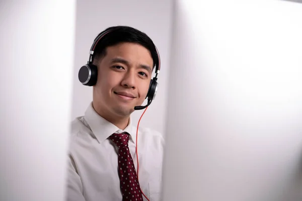 Sorrindo Amigável Operador Call Center Asiático Usando Fone Ouvido Com — Fotografia de Stock