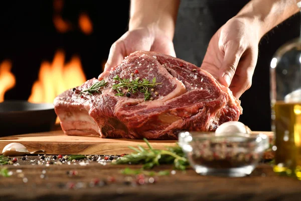 Chef Segurando Carne Crua Temperada Costela Olho Carne Carne Tábua — Fotografia de Stock