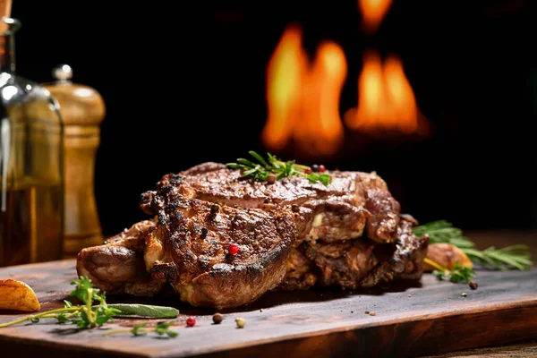 Vařené Šťavnaté Steak Maso Hovězí Koření Dřevěné Sekací Prkno Plameny — Stock fotografie
