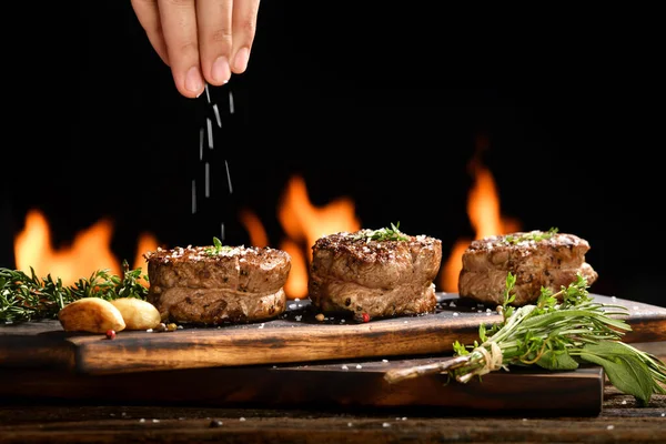 Vařené Šťavnaté Steak Maso Hovězí Ručně Sypání Koření Vrcholu Dřevěné — Stock fotografie