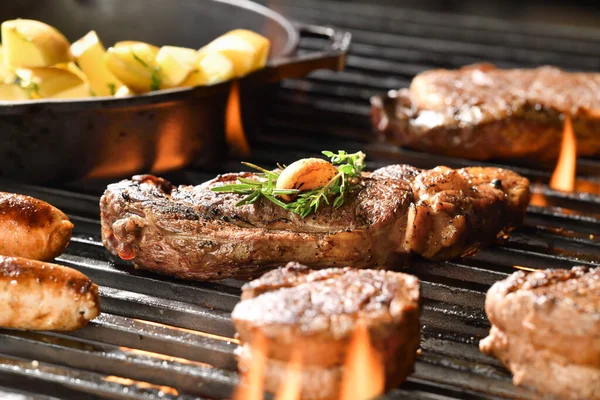 Vařené Šťavnaté Steak Maso Hovězí Česnekem Koření Vrcholu Hořícím Grilu — Stock fotografie