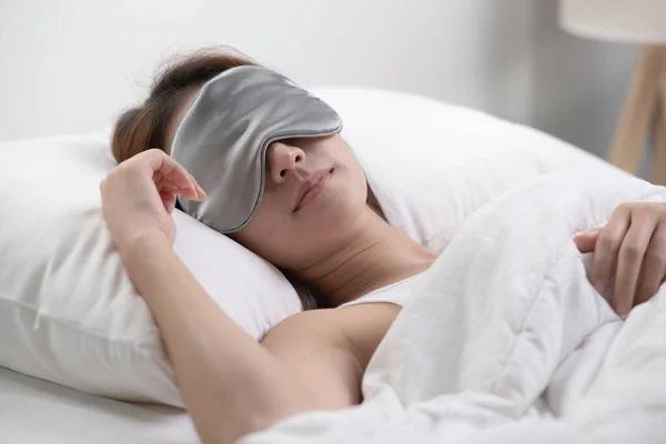 Jeune Femme Avec Masque Oculaire Dormant Dans Son Lit Relaxant — Photo