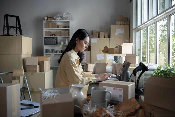 Asiatico Donna Venditore Online Conferma Gli Ordini Parte Del Cliente — Foto Stock