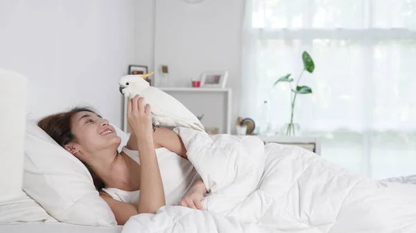 Young Asian Woman Lying Bed Woke Greeted Cockatoo Parrot Morning — Stock Photo, Image