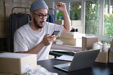 Başarılı bir e-ticaret Asyalı iş adamı. Genç ve mutlu bir satıcı müşterilerden emir alıyor. Deposunda çalışan nakliye şirketini bırak..