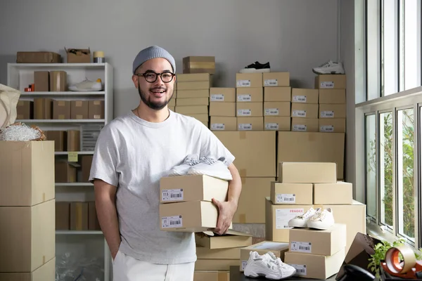 Zelfverzekerde Jonge Aziatische Man Detailhandelaar Ondernemer Online Winkel Drop Scheepvaart — Stockfoto