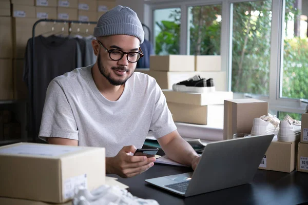 Asiatico Uomo Venditore Online Conferma Gli Ordini Parte Del Cliente — Foto Stock