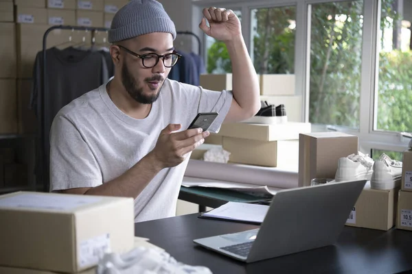 Başarılı bir e-ticaret Asyalı iş adamı. Genç ve mutlu bir satıcı müşterilerden emir alıyor. Deposunda çalışan nakliye şirketini bırak..