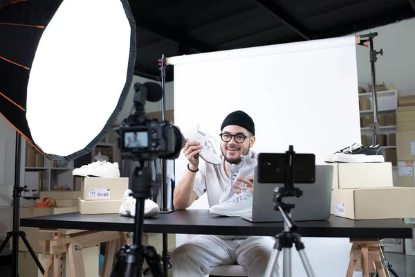 Pemuda Asia Yang Menarik Blogger Pria Atau Vlogger Melihat Kamera — Stok Foto