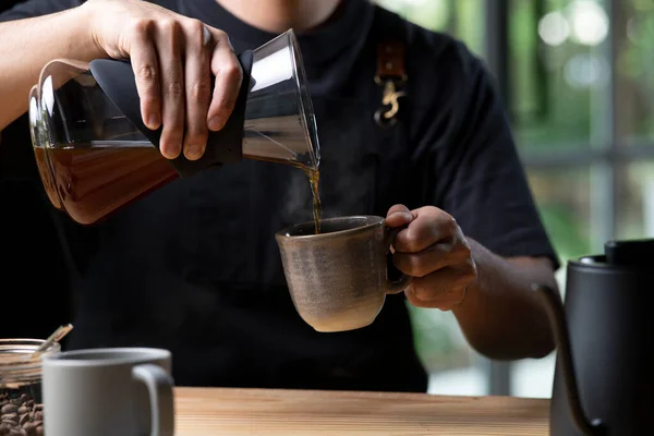 Barista pouring steaming drip coffee — Stock Photo, Image
