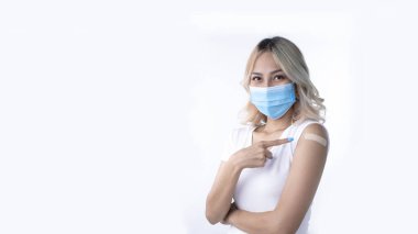 Kadın aşı oluyor.