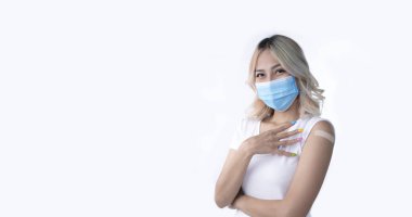 Kadın aşı oluyor.