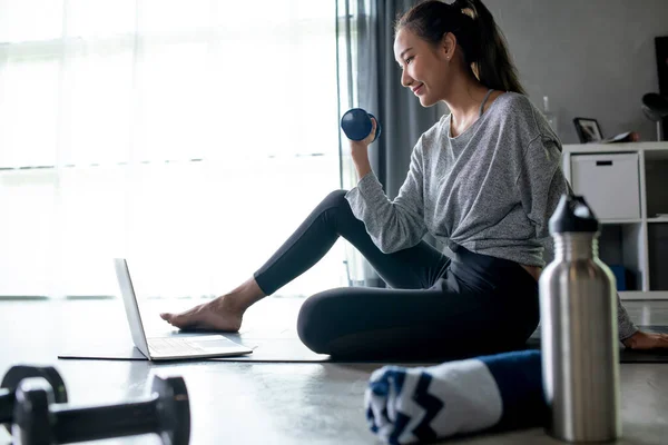 Desportivo Jovem Mulher Asiática Exercitando Casa Assistindo Vídeo Fitness Internet — Fotografia de Stock