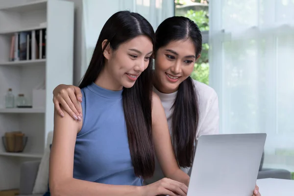 Красивая Молодая Азиатская Лесбийская Пара Общающаяся Онлайн Ноутбуке Лгбт Лесбиянки — стоковое фото