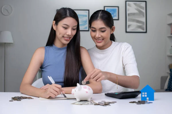 Молодая Красивая Азиатская Лесбийская Пара Откладывает Деньги Покупку Дома Лгбт — стоковое фото
