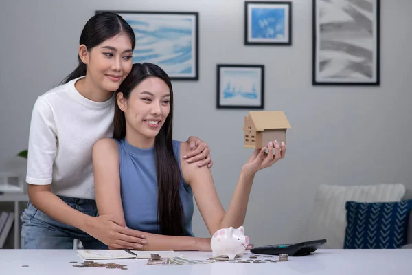 Молодая Красивая Азиатская Лесбийская Пара Откладывает Деньги Покупку Дома Лгбт — стоковое фото