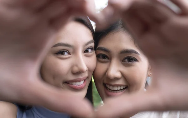 Joven Pareja Lesbiana Asiática Estado Ánimo Romántico Haciendo Gesto Mano —  Fotos de Stock