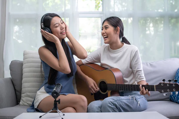 아시아 레즈비언 블로그 Vlogger 온라인에서는 기타를 연주하고 집에서 노래하는 비디오 — 스톡 사진