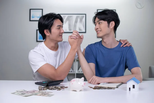 Joven Feliz Pareja Gay Asiática Ahorrando Dinero Para Comprar Una —  Fotos de Stock