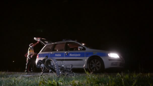 Policía Municipal en accidente de bicicleta — Vídeo de stock