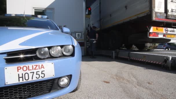 Camiones de control de la patrulla italiana de autopistas — Vídeos de Stock