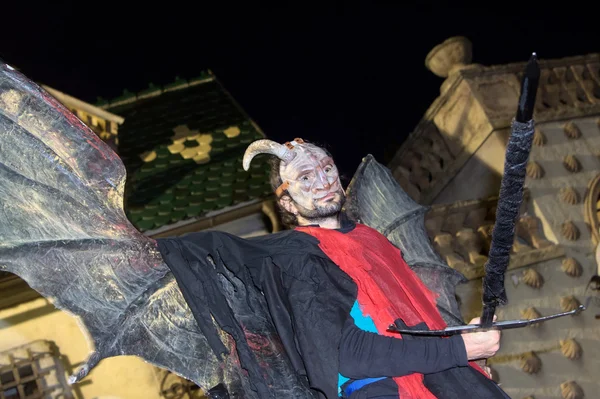 людина диявол маска