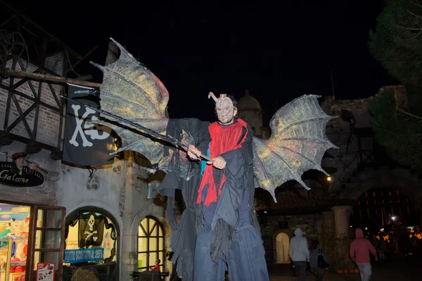 людина диявол маска