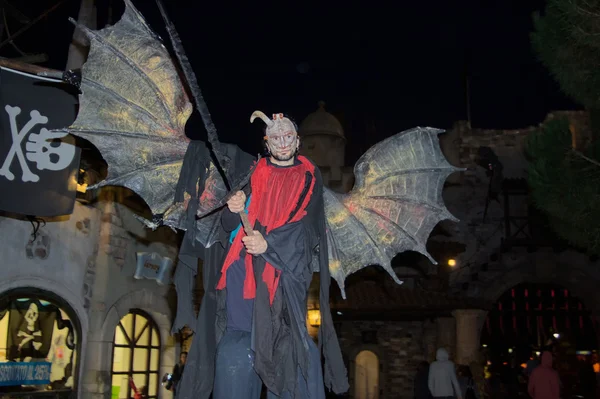 людина диявол маска