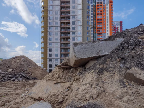 Local Construção Com Pilhas Areia Enormes Blocos Concreto Resíduos Construção — Fotografia de Stock