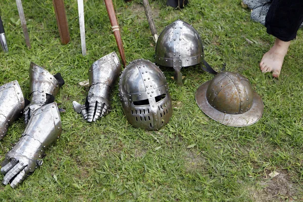 Středověkých rytířů přilby a rukavice — Stock fotografie