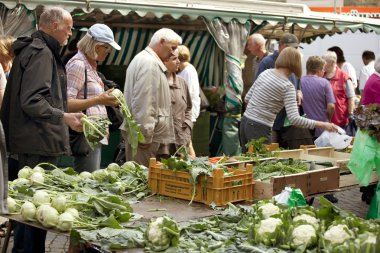 Kadınlar taze karnabahar Pazar husum yılında satın alma
