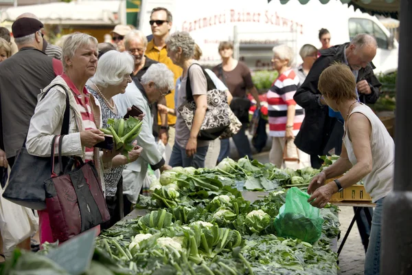 Kobiety zakupu świeżego kalafiora z rynku w husum — Zdjęcie stockowe